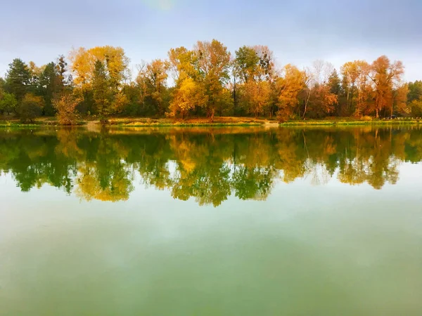 Пейзаж Озером Деревами Восени — стокове фото