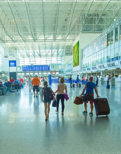 Frankfurt Alemanha Agosto 2018 Pessoas Salão Aeroporto Frankfurt Main Aeroporto — Fotografia de Stock