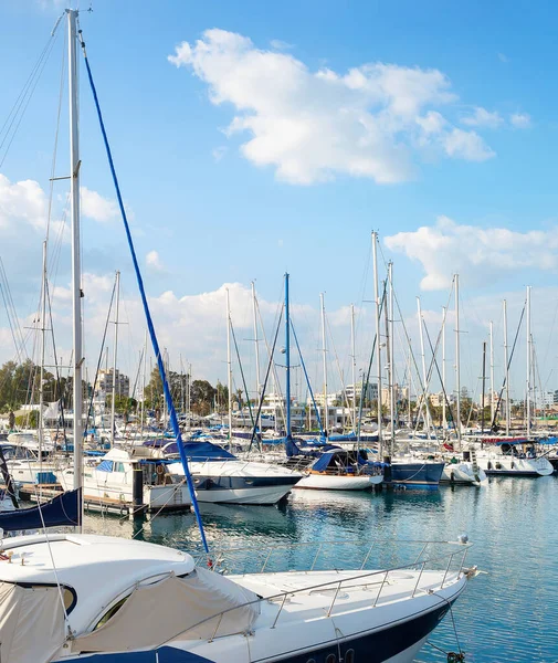 Marina Larnaca Avec Yachts Bateaux Moteur Paysage Urbain Arrière Plan — Photo