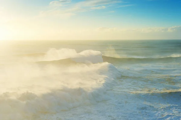 Enorme Golven Atlantische Oceaan Bij Zonsondergang Nazare Portugal — Stockfoto