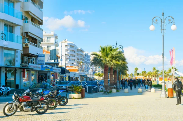 Larnaka Cyprus Feb 2019 在阳光灿烂的日子里 人们走过拉纳卡市的长廊和典型的建筑建筑 塞浦路斯 — 图库照片