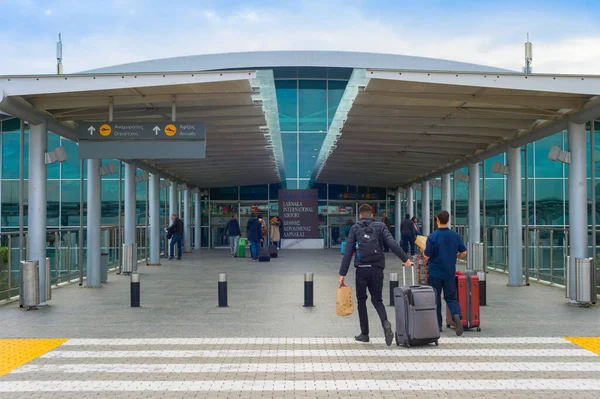 Larnaca Cyprus Feb 2019 Pessoas Entrada Aeroporto Internacional Larnaca Glafcos — Fotografia de Stock