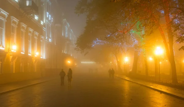Mensen Lopen Het Centrum Van Odessa Zware Nachtmist Odessa Oekraïne — Stockfoto