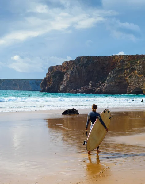 Surfaři Surfaři Pláži Moody Weather Algarve Portugalsko — Stock fotografie