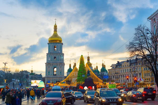 Kyiv Ukraine 2020年12月25日 夕暮れ時にクリスマスと新年の木のあるソフィア広場の人々 ウクライナの主な新年の木 — ストック写真