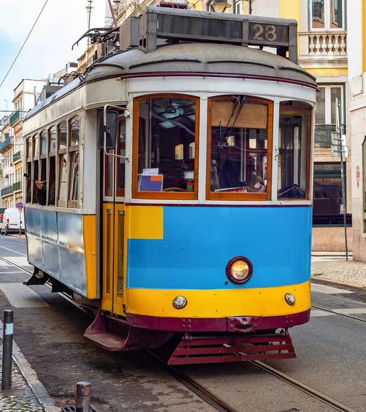 Vintage Tramvaj Úzké Dlážděné Ulici Lisabonu Staré Město Typickou Architekturou — Stock fotografie