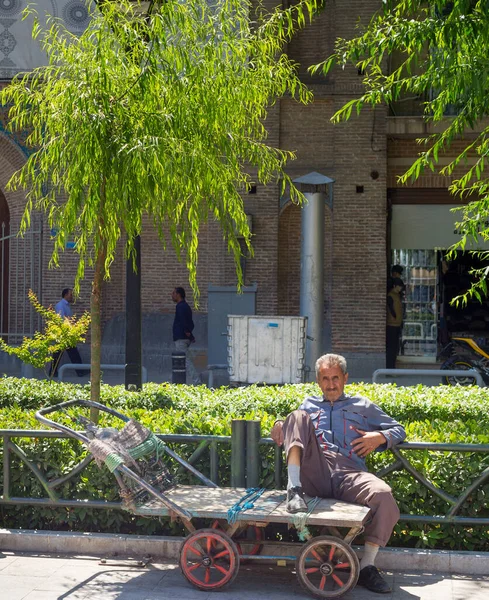 Tehran Írán Května 2017 Muž Sedící Prázdném Vozíku Ulici Teheránu — Stock fotografie