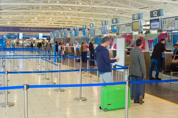Larnaca Cyprus Fevereiro 2019 Peopel Mesas Chekin Terminal Aeroporto Internacional — Fotografia de Stock