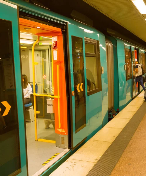 Frankfurt Alemania Agosto 2018 Personas Plataforma Del Metro Frankfurt Alemania —  Fotos de Stock