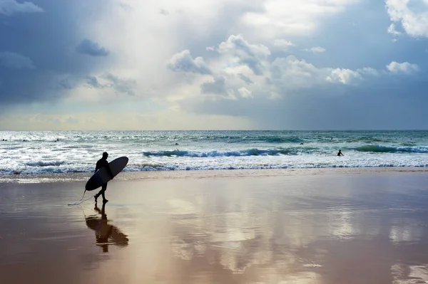 Surfista Con Tavola Surf Passeggiando Vicino Alla Spiaggia Tempo Turbolento — Foto Stock