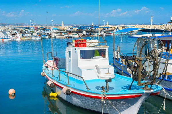 Μηχανοκίνητα Σκάφη Αγκυροβολημένα Στη Μαρίνα Λάρνακας Ηλιόλουστη Μέρα Κύπρος — Φωτογραφία Αρχείου