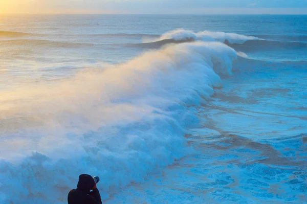 Fotograaf Fotografeert Oceaan Bij Zonsondergang Focus Fotograaf Nazare Portugal — Stockfoto