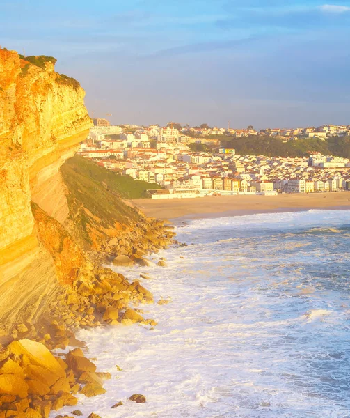 纳扎尔镇著名的旅游胜地的日落 葡萄牙 — 图库照片