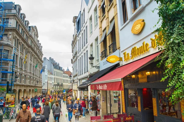 Bruxelas Bélgica Outubro 2019 Multidão Pessoas Andando Pela Rua Comercial — Fotografia de Stock