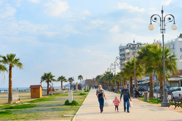 Larnaka Cyprus Feb 2019 Familie Door Larnaca Stadspromenade Van Larnaka — Stockfoto