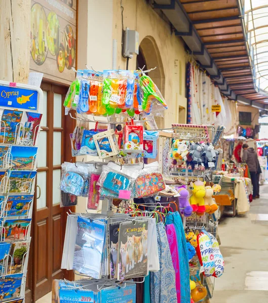 Paphos Cyprus 2019年2月16日 ラルナカ観光のダウンタウンの土産物市場に立つカラフルなギフトマグネット キッチンタオル — ストック写真
