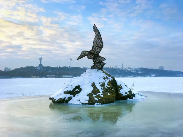 Kiev Ucrania Enero 2021 Monumento Ave Rara Medio Del Río — Foto de Stock