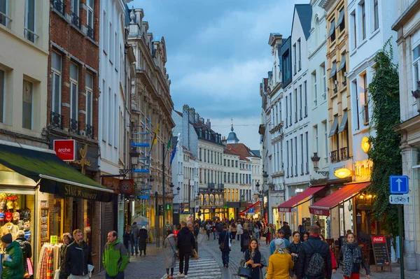 Bruxelas Bélgica Outubro 2019 Multidão Pessoas Andando Pela Rua Comercial — Fotografia de Stock