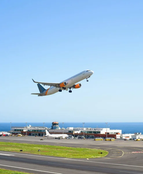 Αεροπλάνο Απογειώνεται Διεθνές Αεροδρόμιο Άποψη Στον Ουρανό Αεροπλάνα Σταθμευμένα Τερματικό — Φωτογραφία Αρχείου