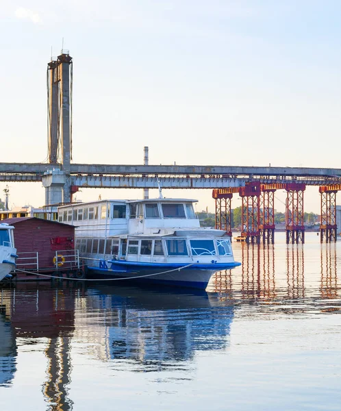 Покинув Старий Міст Через Річку Дніпро Старий Пасажирський Човен Київ — стокове фото