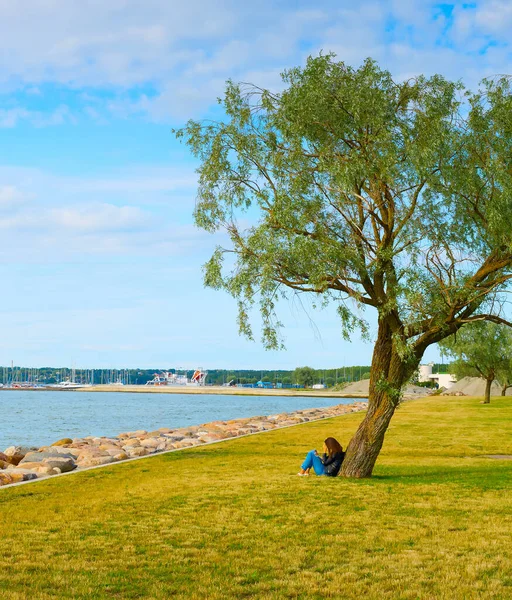 Woman Read Book Tree Park Sea Tallinn Estonia — Stock Photo, Image