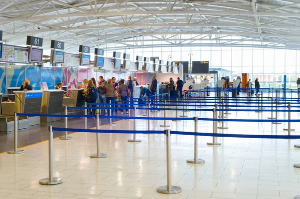 Larnaca Cyprus Fevereiro 2019 Peopel Mesas Chekin Terminal Aeroporto Internacional — Fotografia de Stock