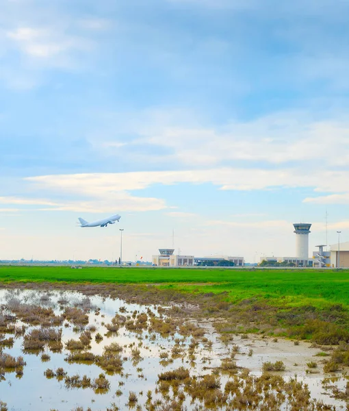 Descolagem Avião Aeroporto Internacional Larnaca Larnaca Chipre — Fotografia de Stock