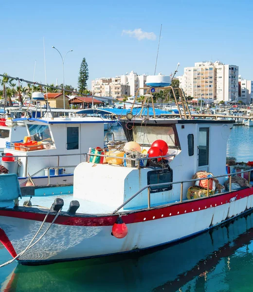 Marina Com Barcos Pesca Larnaca Skyline Fundo Chipre — Fotografia de Stock