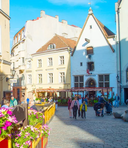 Tallinn Estonia 2019年7月14日 爱沙尼亚塔林的人们在阳光普照的旧城街道上散步 — 图库照片