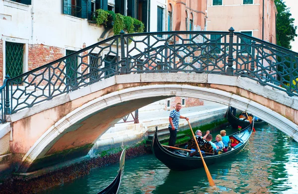 Gondola under bron — Stockfoto