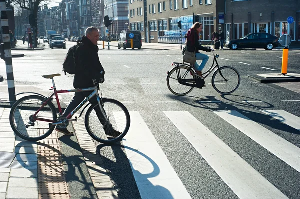在阿姆斯特丹骑自行车的人 — 图库照片