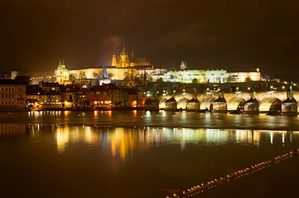 布拉格城堡在夜间 — 图库照片