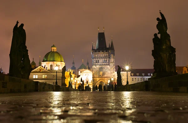 Charles Bridge in de regen — Stockfoto