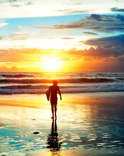 Surfista na praia sob a luz do pôr do sol — Fotografia de Stock