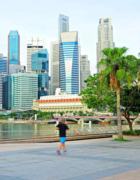 Человек, бегущий в Сингапуре — стоковое фото