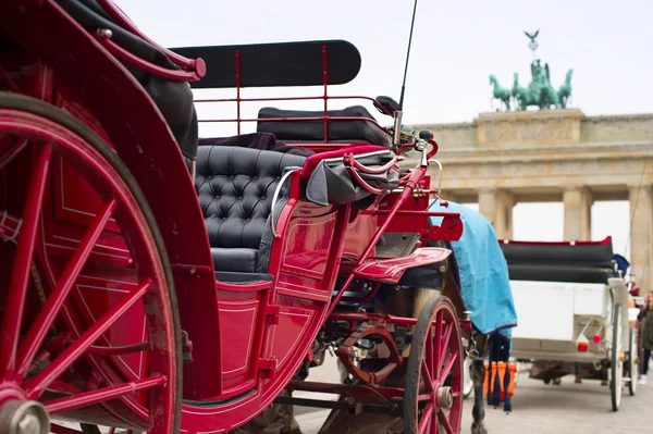 Häst vagn nära Brandenburger Tor — Stockfoto