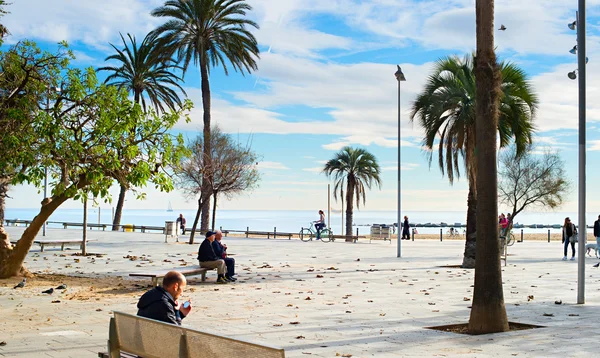 Mensen in Barcelona stad beach — Stockfoto