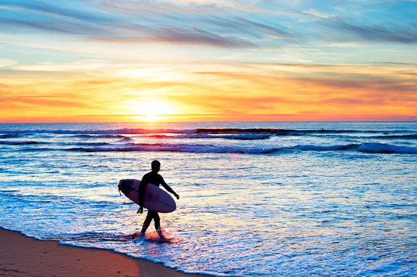 Surfer zu Fuß am Strand — Stockfoto
