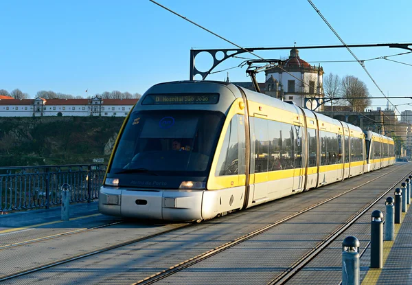 Tranvía moderno en Oporto, Portugal . — Foto de Stock