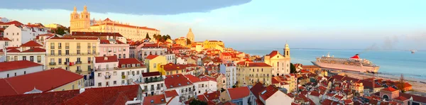 Ciudad Vieja de Lisboa skyline — Foto de Stock