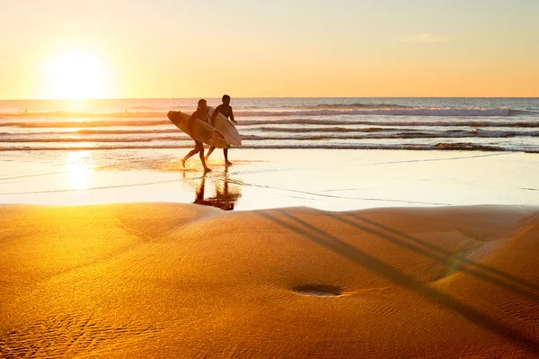 Surfistas ao pôr do sol, Portugal — Fotografia de Stock