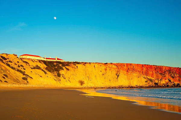 Lua cheia sobre a praia — Fotografia de Stock