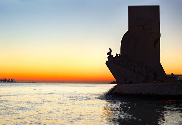 Vista sul tramonto del monumento alle scoperte — Foto Stock