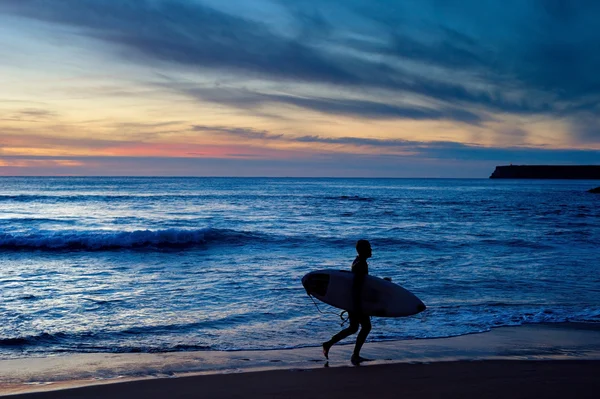 Surfista che corre con tavola da surf — Foto Stock