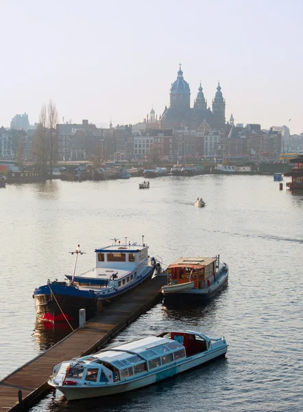 Boote auf amstel river, amsterdam — Stockfoto