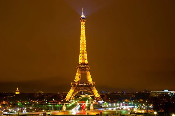 Torre Eiffel à noite — Fotografia de Stock