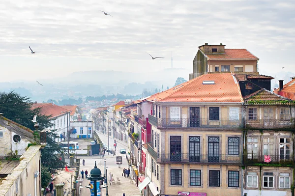Ludzie chodzą na ulicy Porto — Zdjęcie stockowe