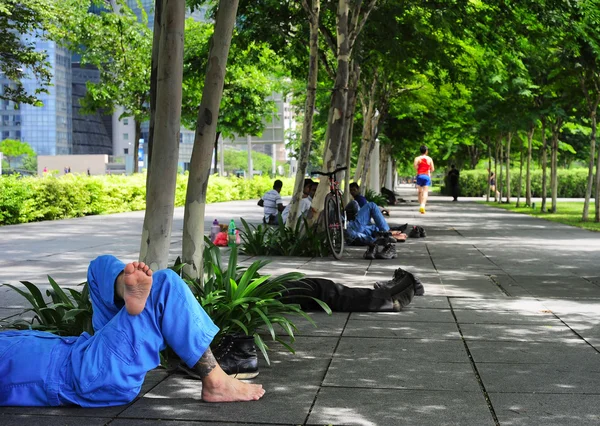 Gente acostada en el parque — Foto de Stock