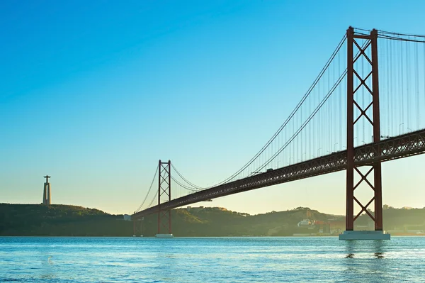 Ponte de Abril ao pôr-do-sol em Lisboa — Fotografia de Stock