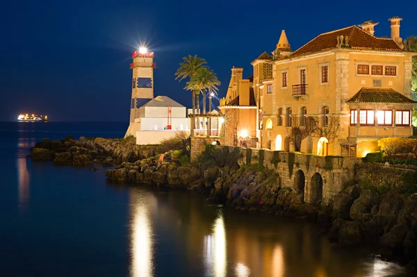 Cascais маяка на ніч, Португалія — стокове фото